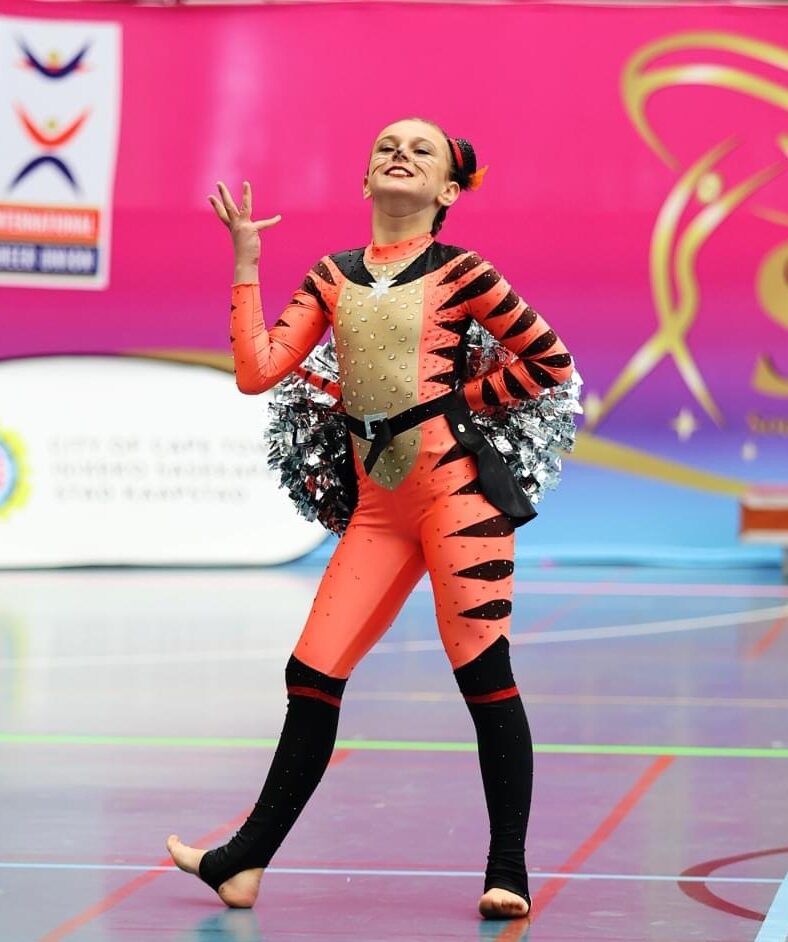 Zlatarbistričke mažoretkinje Zlatice – natjecateljica Viktoria Ozimec u Mačak u čizmama kostimu na plesnom natjecanju