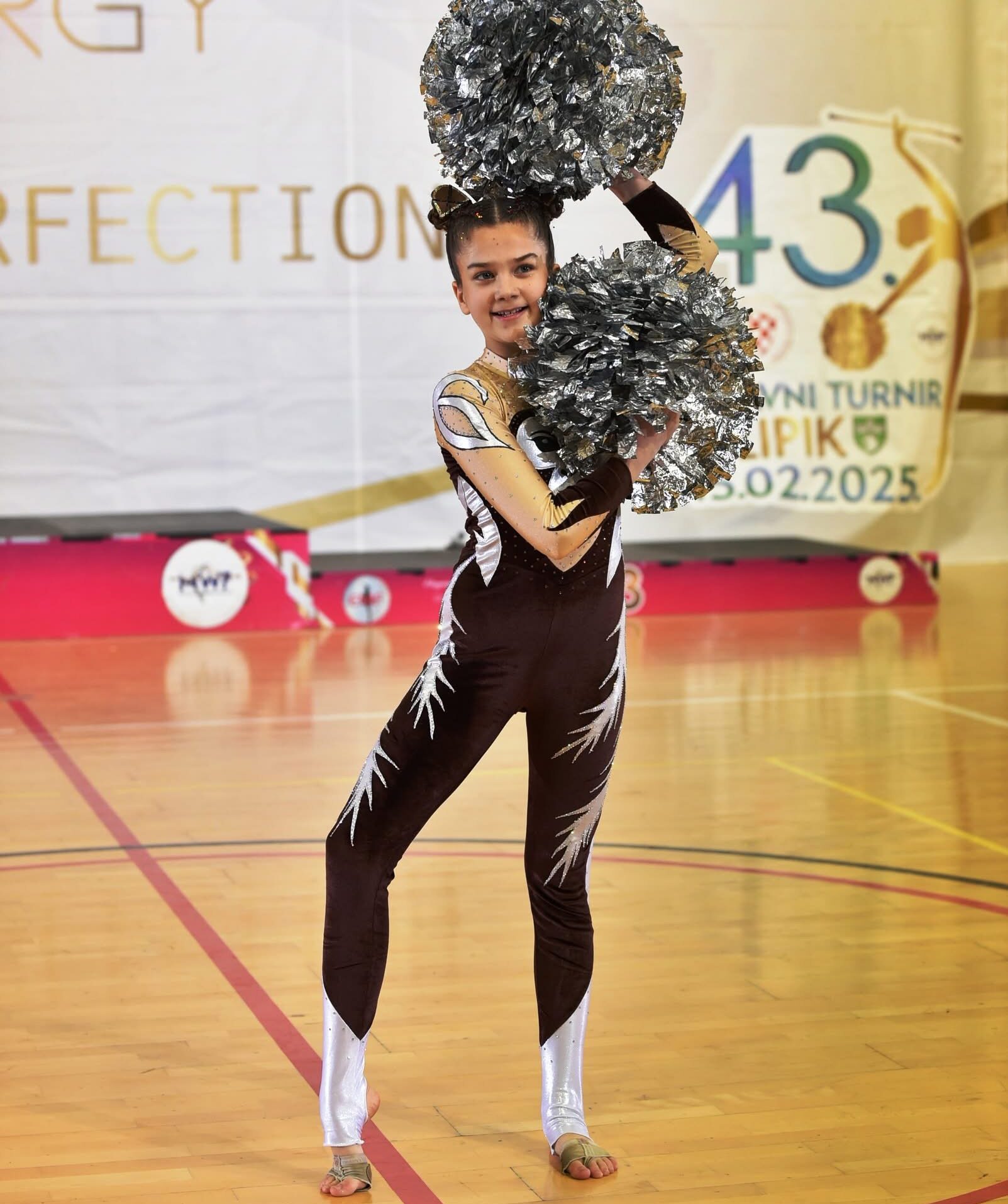 Zlatarbistričke mažoretkinje Zlatice – natjecateljica Klara Buden u smeđem kostimu s pomponima u solu